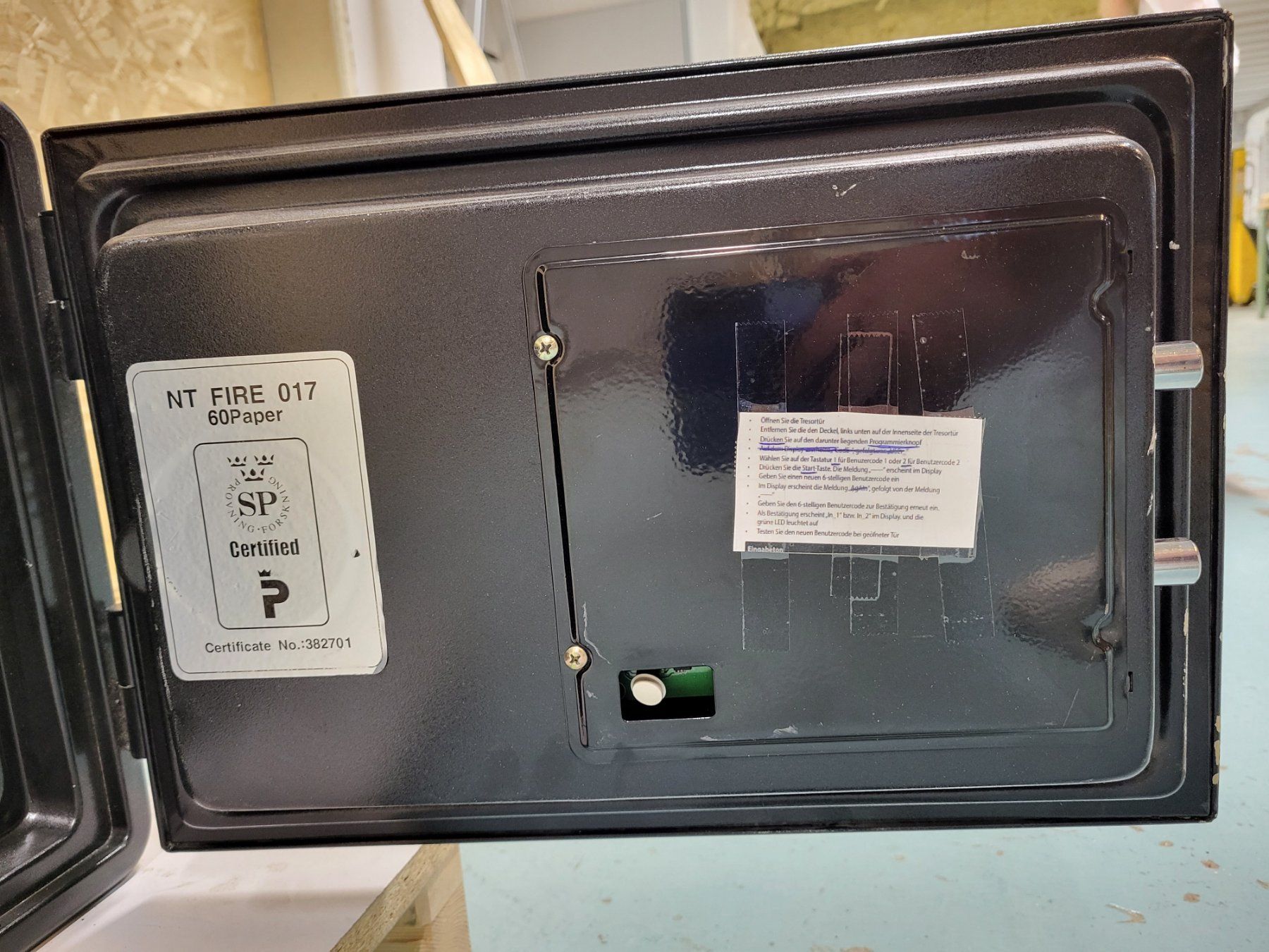 Tresor: Tresor mit Elektronikschloss – Gebraucht aus Brügg BE von POU-BELLE 4