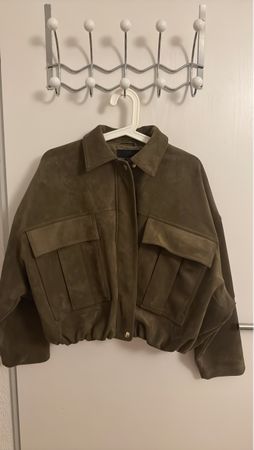 Kurze Jacke Zara olivfarben Wildleder Optik Grösse XS