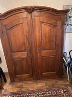 Bauernschrank mit Schnitzereien, dunkles Holz