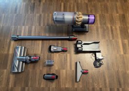 Dyson V11 mit Zubehör in neuw. Zustand-Akku u Filter neuwert