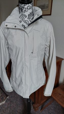 Quechua Novadry Jacke Damengrösse S neuwertig