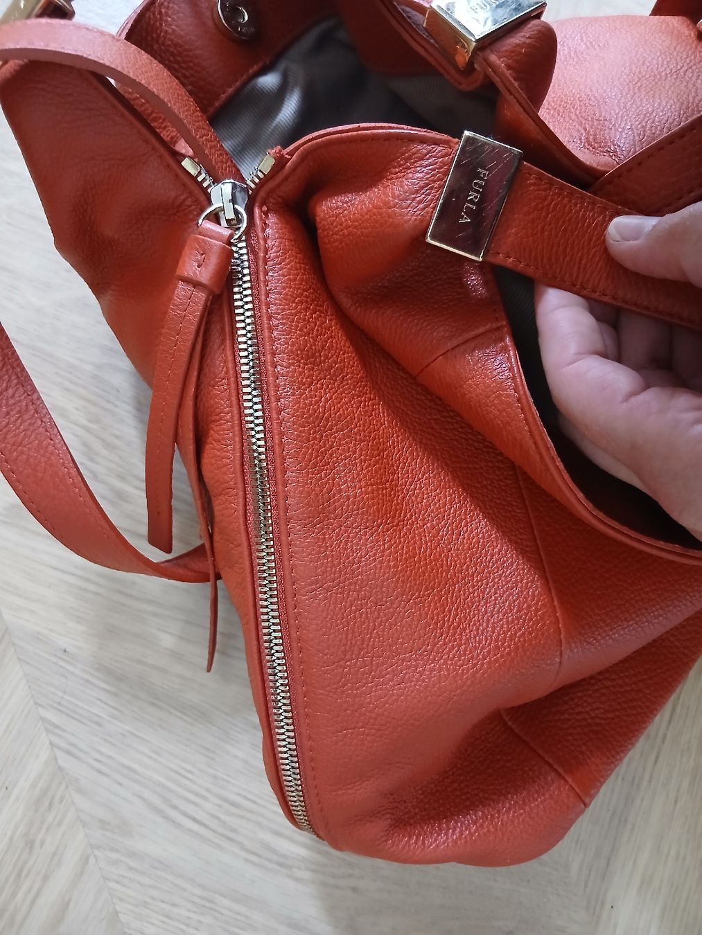 Furla Borse da donna: Furla Red Leather Bag Larger Size – Nuovo (secondo la descrizione) da Wil SG venduto da tre_g2l7 3
