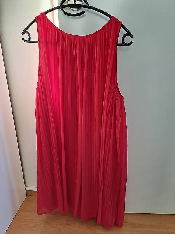 Kleider: Plisseekleid Mango rot Grösse XS  – Gebraucht aus Winterthur von ste_jhr6
