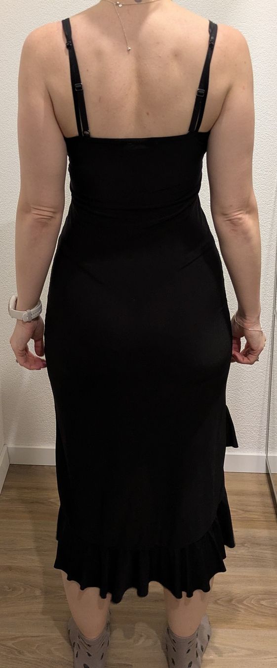 Kleider: Robe noire élégante avec froufrous taille S – Gebraucht aus Morens FR von Lolita1802 1