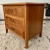 Mid Century Nachttisch Kommode aus Holz mit drei Schubladen