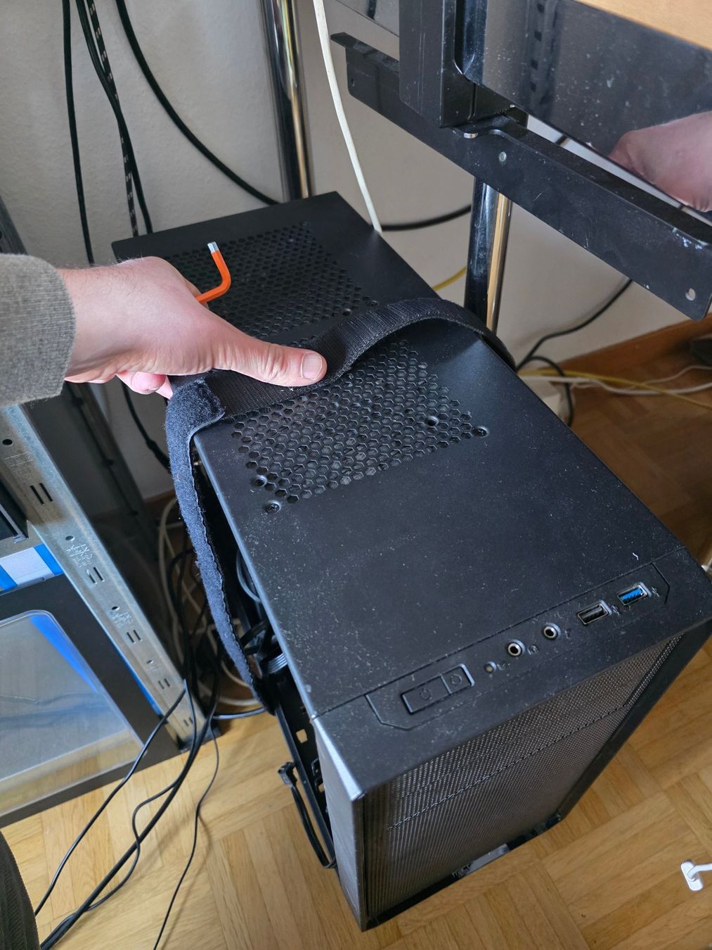 Supporti a parete: Computerhalterung für USM-Tische – Usato da Bern venduto da Poobah