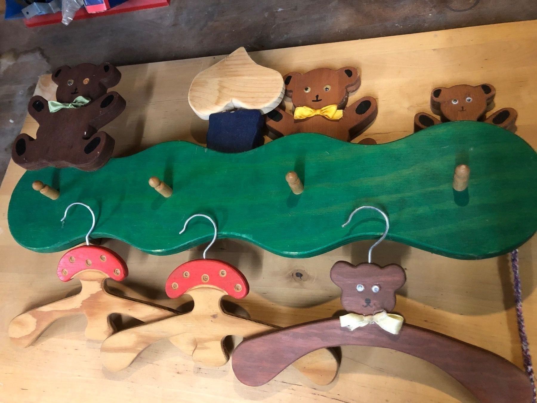 Guardaroba: Kindergarderobe mit Musikdose – Usato da Schliern b. Köniz venduto da Corinu59