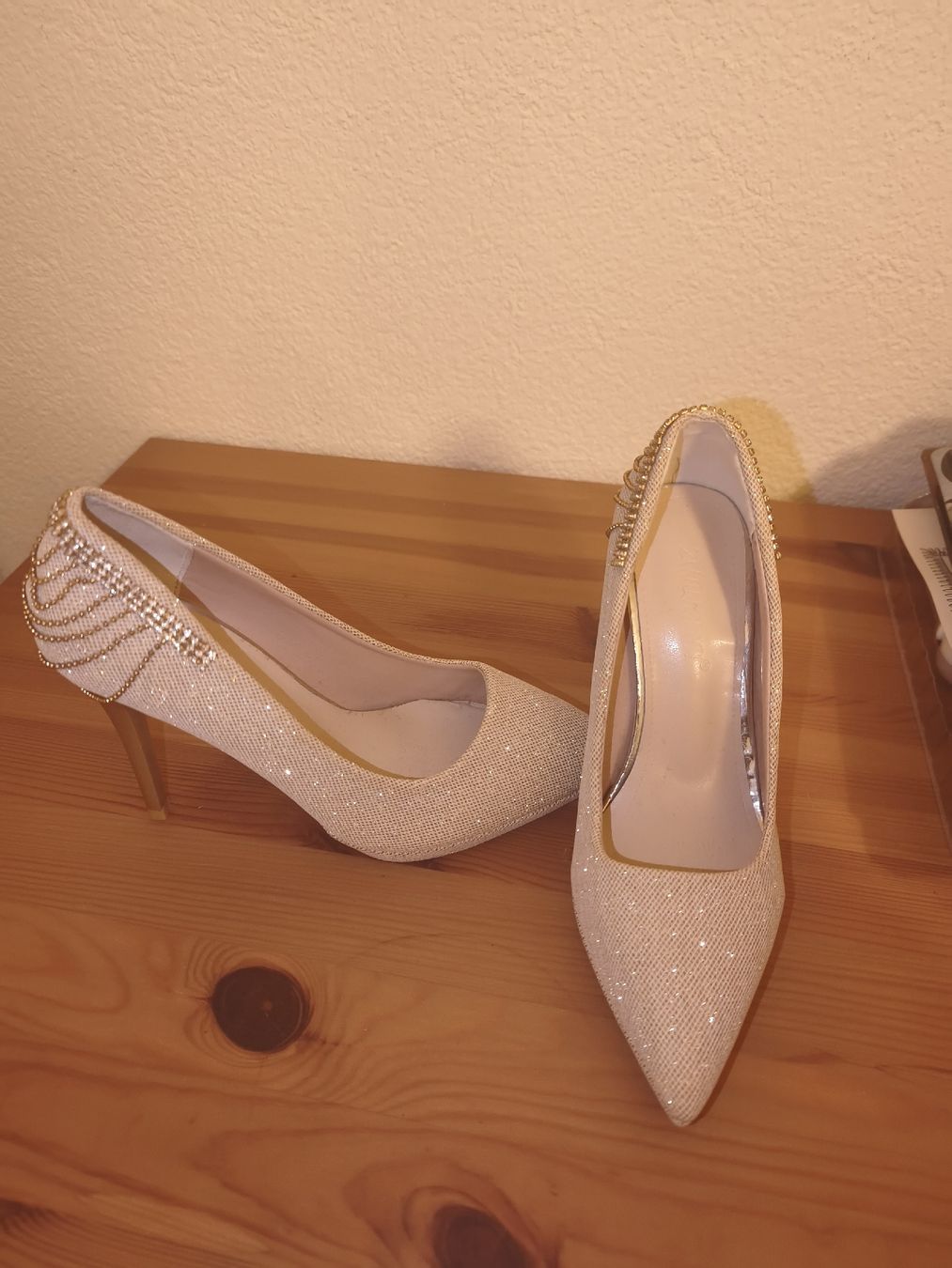 Scarpe da donna: Schuh glitzer / gold mit Absatz – Usato da Luzern venduto da Schneuger1 2