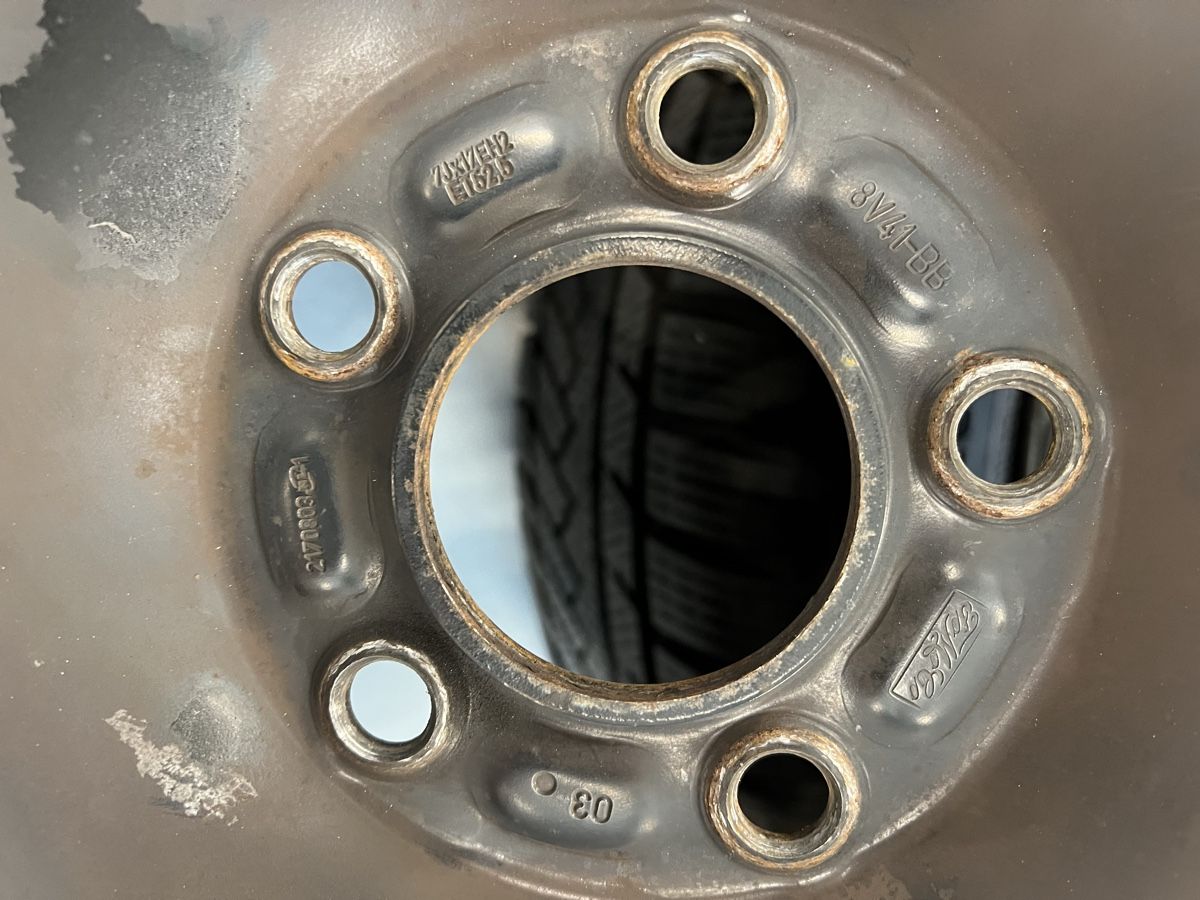 Ford Cerchioni: Winterkompletträder Ford Kuga 235/55/17 – Usato da Hünenberg venduto da Auto-Klinik01 4