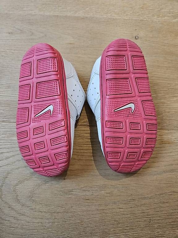 Scarpe per ragazze: Turnschuh Nike Gr. 23,5 – Usato da Hüntwangen venduto da Hensi1 2