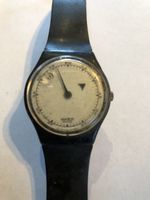 Montre Swatch noire, modèle vintage, état défectueux