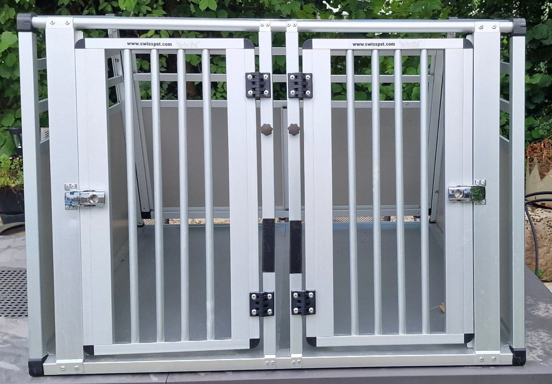 Käfige, Transport & Sicherheit: Hunde-Doppelbox Aluminium – Gebraucht aus Buchs ZH von aduani