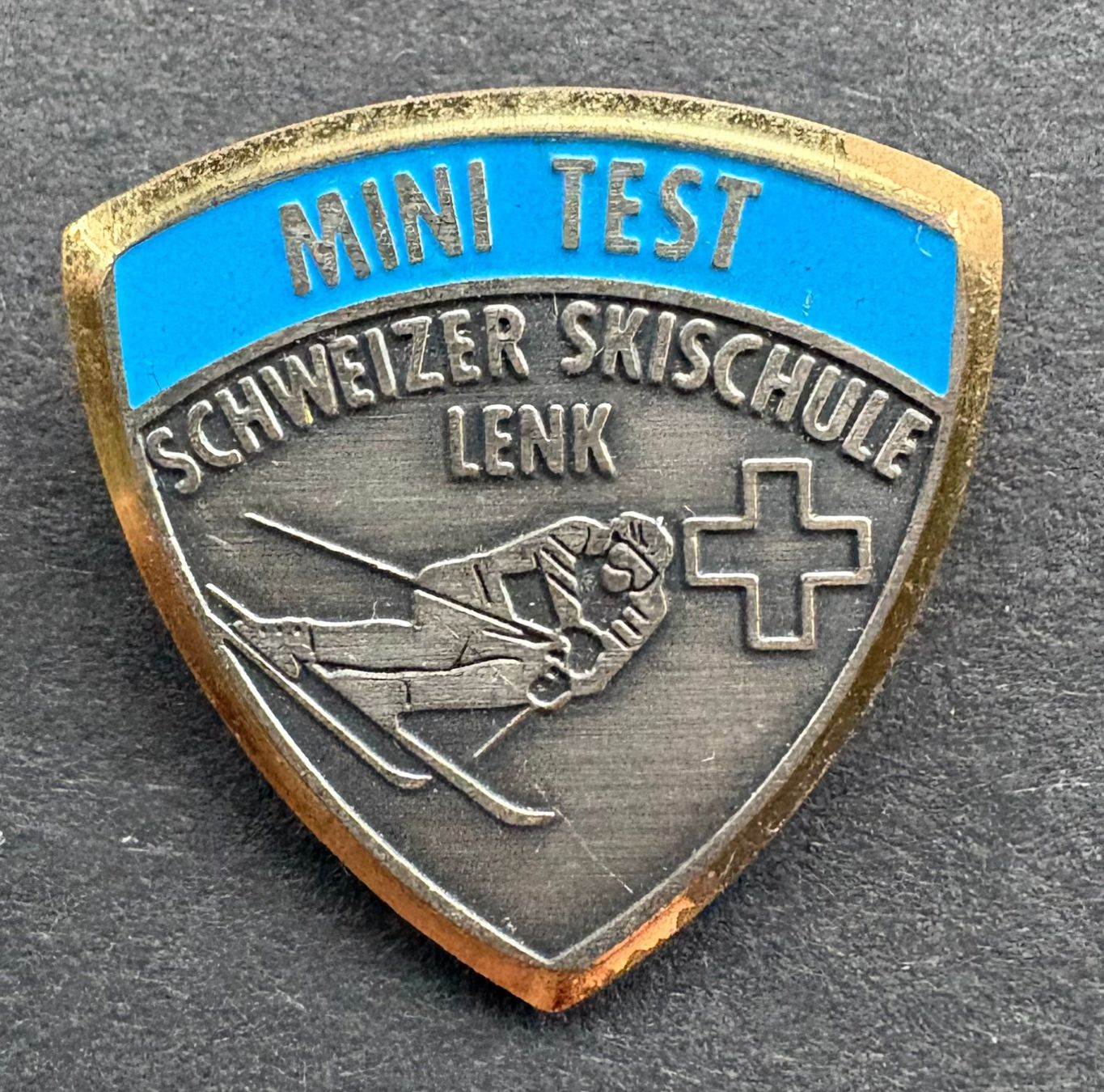 Placchette & Badge: ANSTECKNADEL MINI TEST SCWEIZER SKISCHULE LENK – Usato da Ostermundigen venduto da Wyatt-Earp
