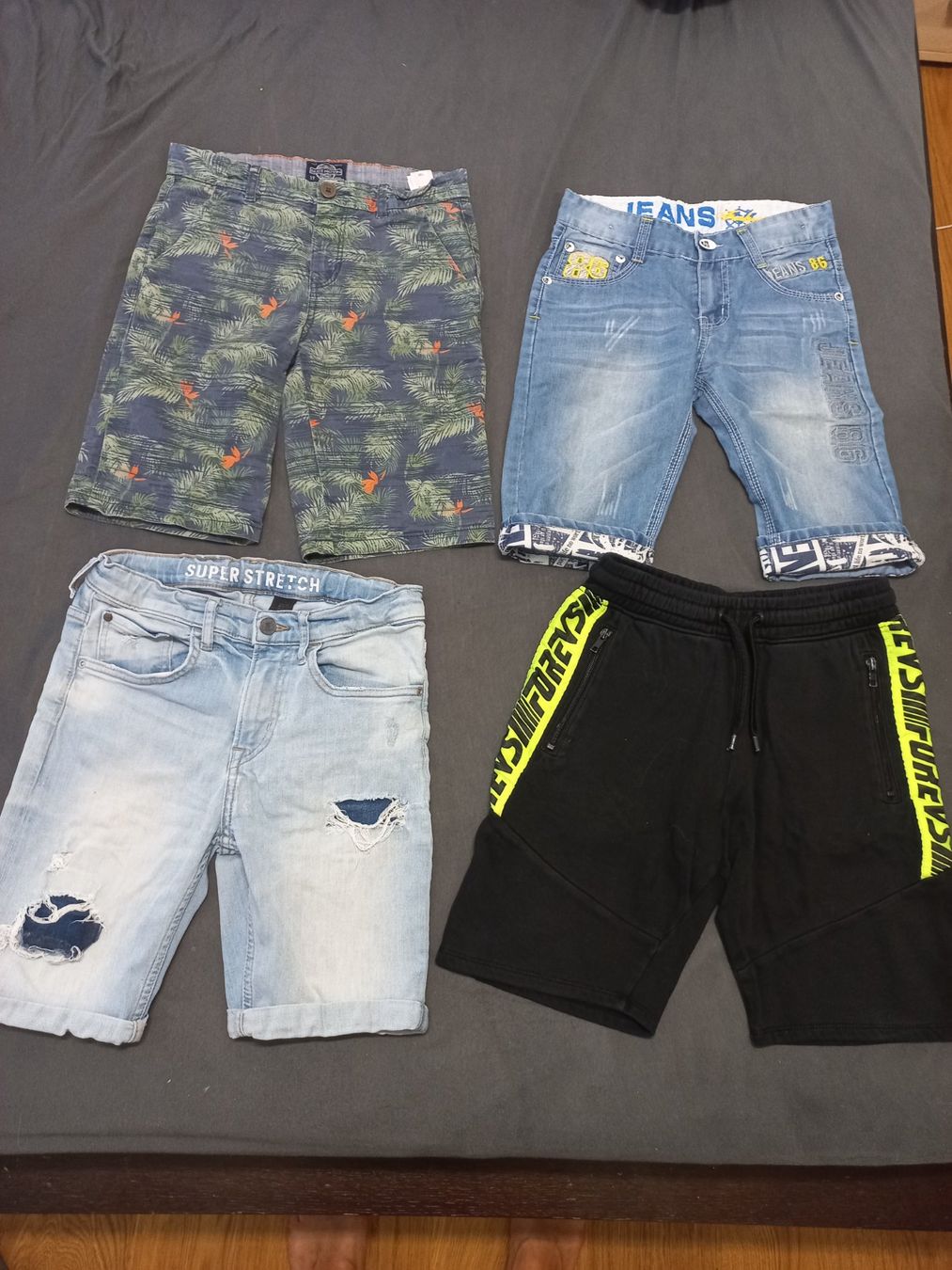 Kleiderpakete & -sets: 4 Shorts gr.146 – Gebraucht aus Bachenbülach von enigmatic