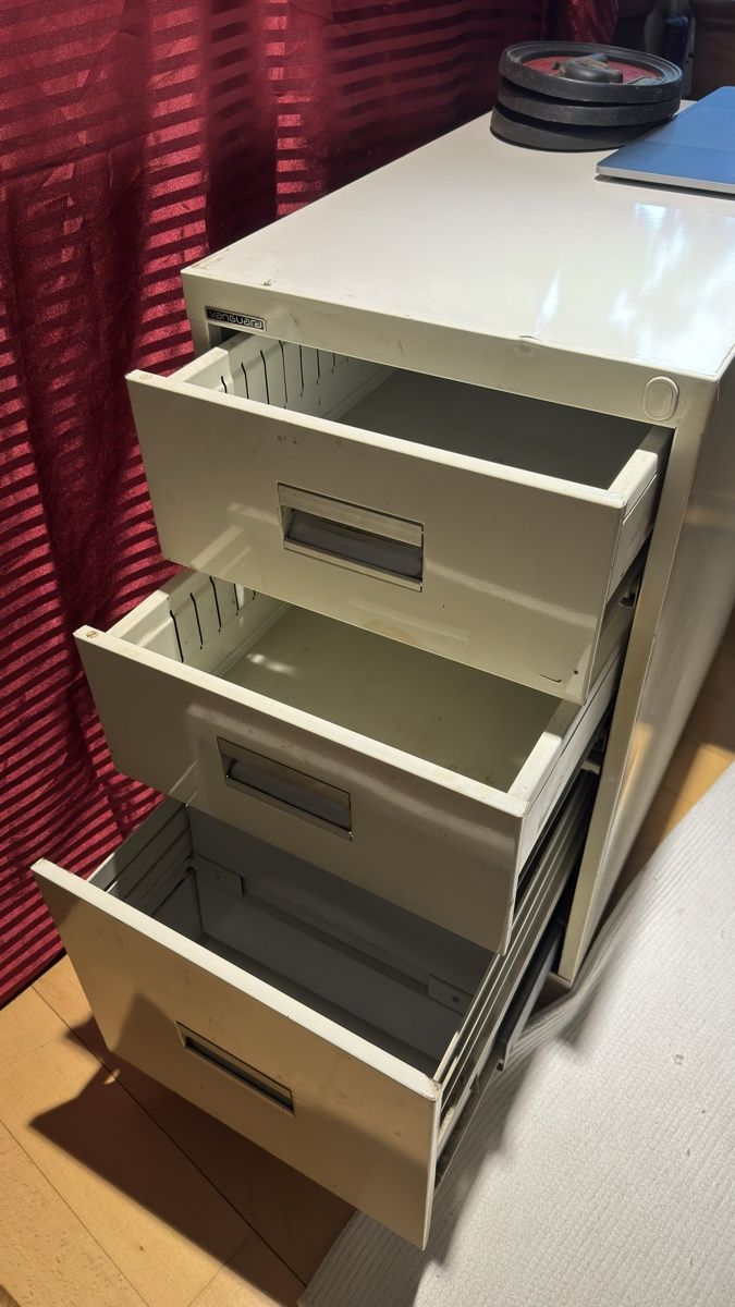Cassettiere: VANGUARD Aktenschrank mit 3 Schubladen – Usato da Luzern venduto da Pepee02 3