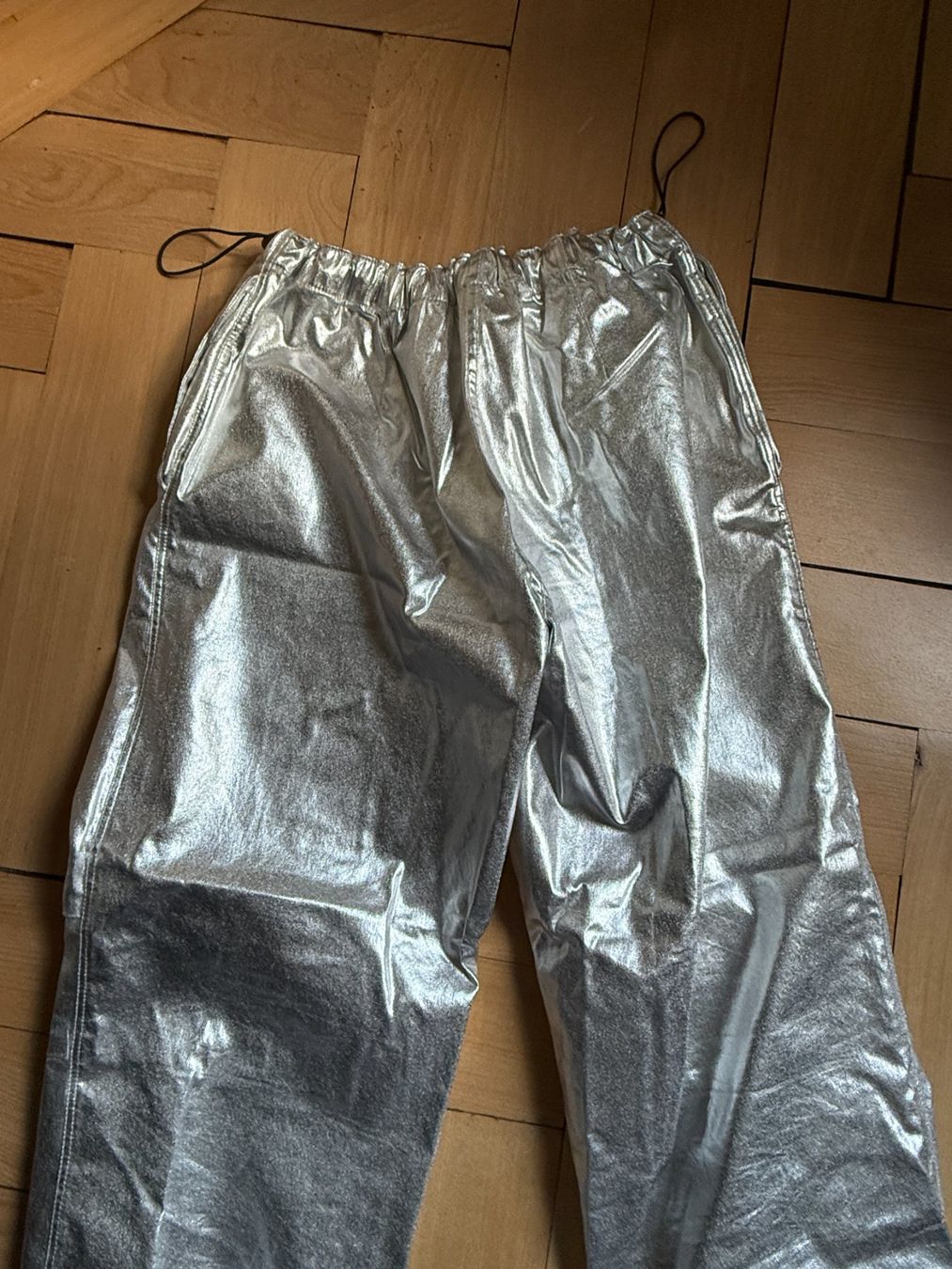 Bershka Pantaloni: BERSHKA - Track Pants Hose silbern 40 – Usato da Zürich venduto da Diazaio 2