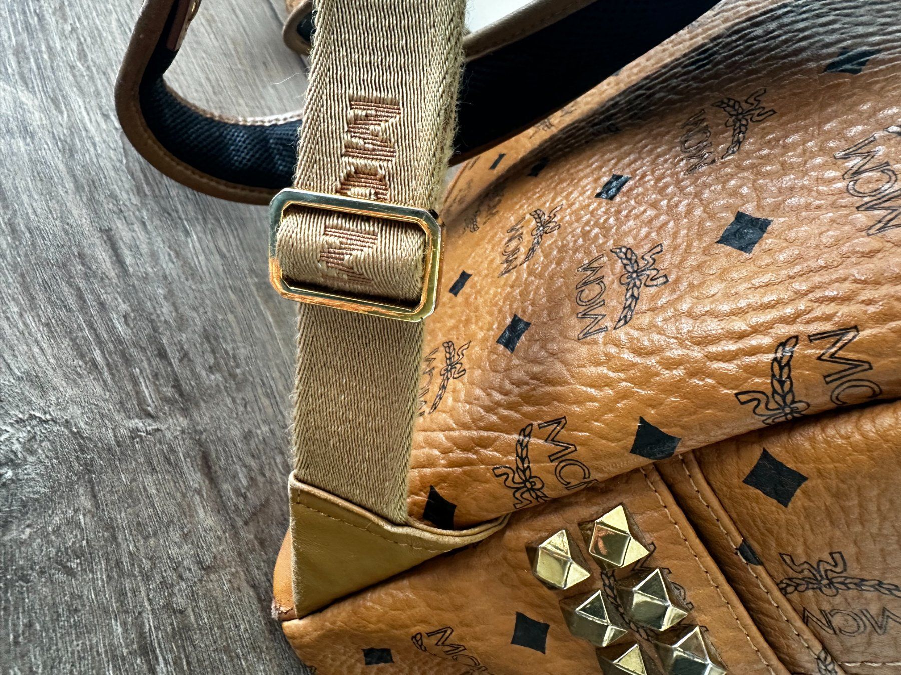Mcm Sacs à dos: Original MCM Stark Medium Rucksack Cognac Visetos mit Nieten – D'occasion à Mühlethal par sarah-davide 9