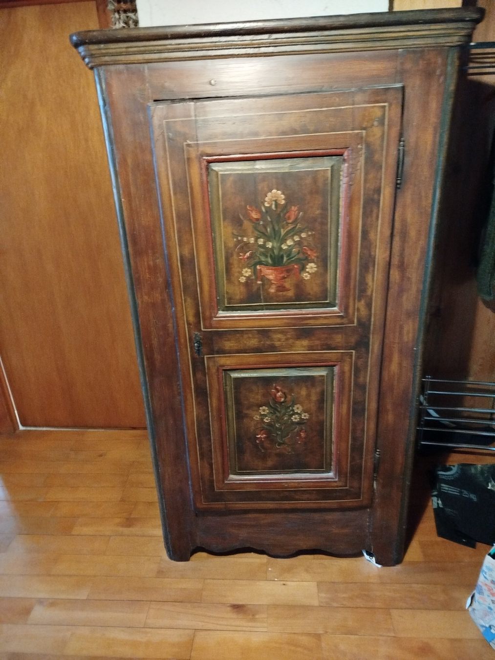 Armadi: Antiker Schrank – Usato da Düdingen venduto da Ares61