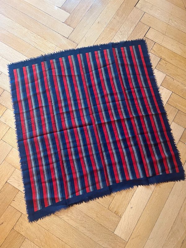 Foulard & Sciarpe: Foulard à rayures bleues et rouges franges – Usato da Lausanne venduto da Stephaniesdressing