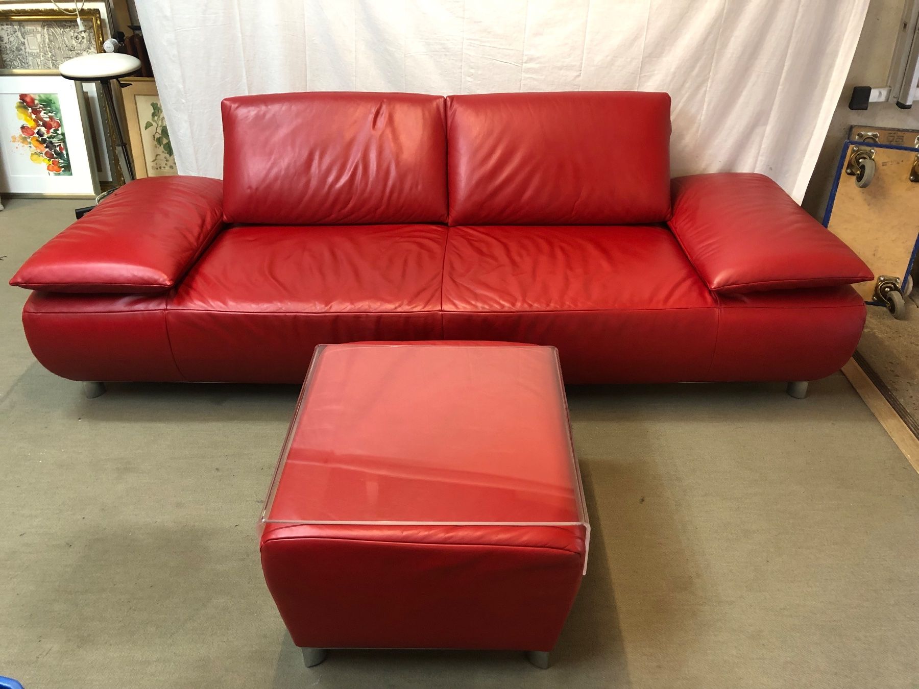 Koinor Sofas: Koinor Leder 2er Sofa Rot mit Hocker und Plexiglastisch – D'occasion à Brunnen par Allerwaren