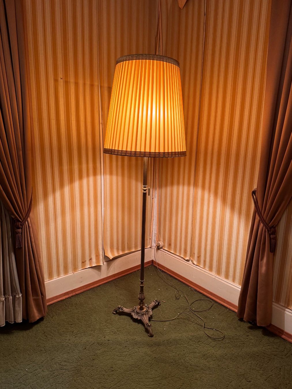 Lampade: antike Stehlampe 165cm – Usato da Muhen venduto da Rockthesh1t