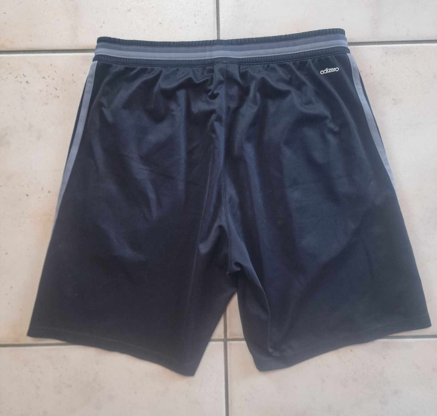 Adidas Pantalons: Adidas Shorts Schwarz Grösse M – D'occasion à Falera par Fudax 1