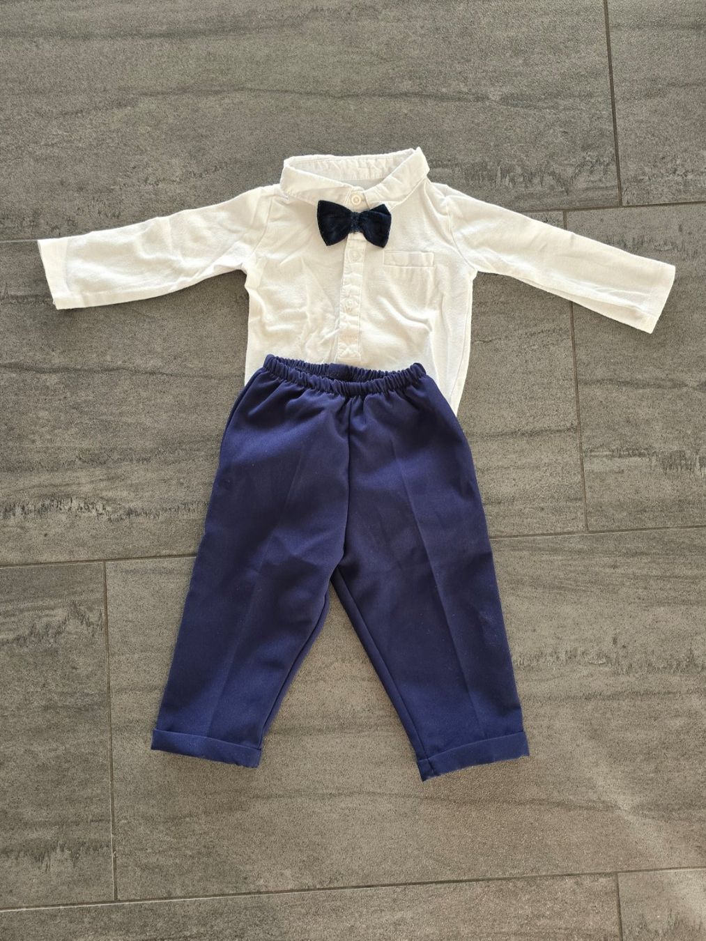 Lotti & Set di vestiti: Festliches Baby-Set Grösse 68 – Usato da Rotkreuz venduto da Viomia 1