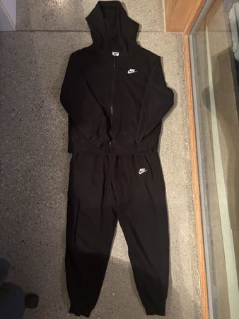 Ensemble survêtement Nike noir, idéal pour le printemps!😎