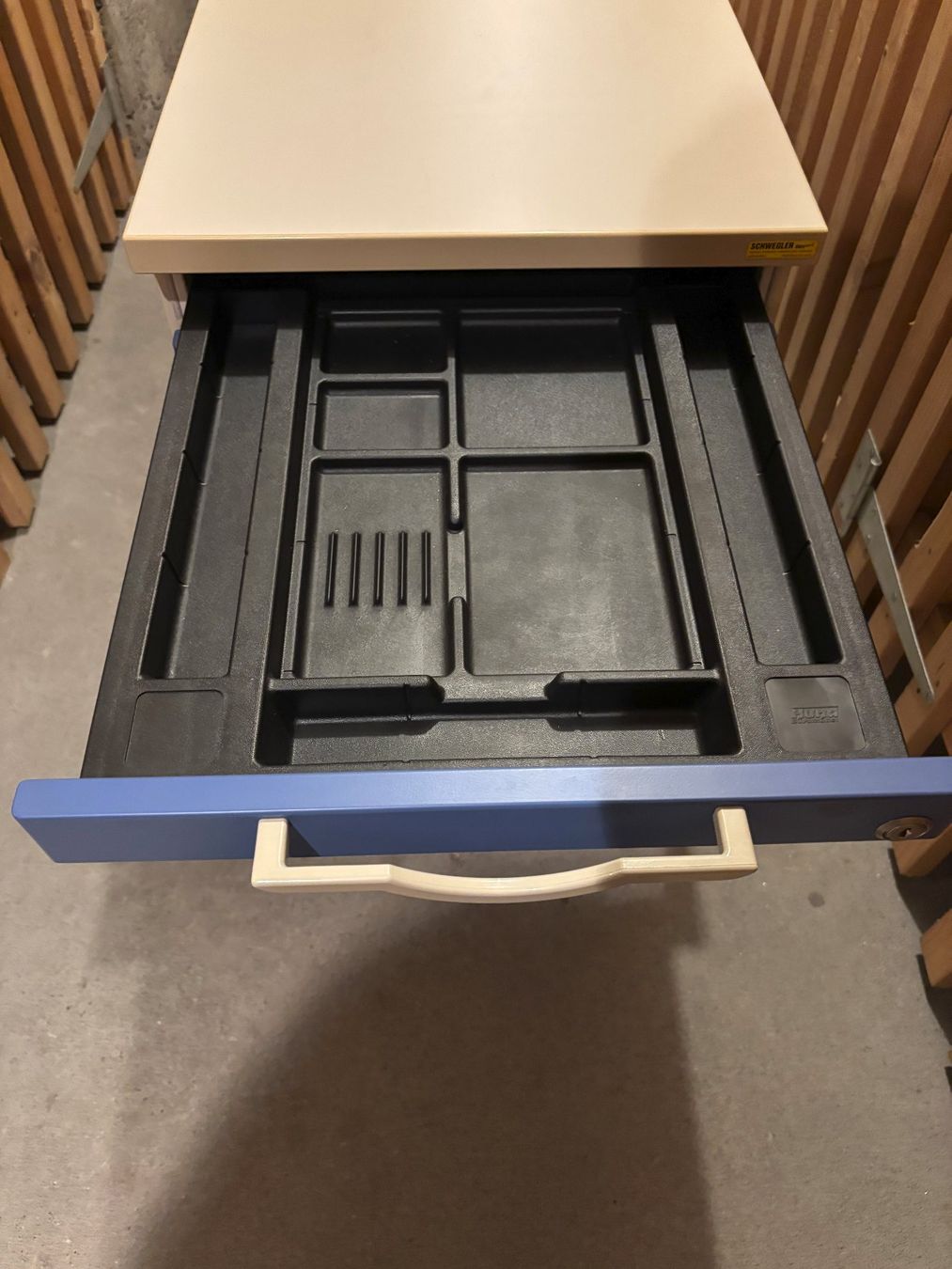Banconi: Schubladencontainer blau-crème, 3 Schubladen, rollbar – Usato da Adligenswil venduto da Schrempf11 1