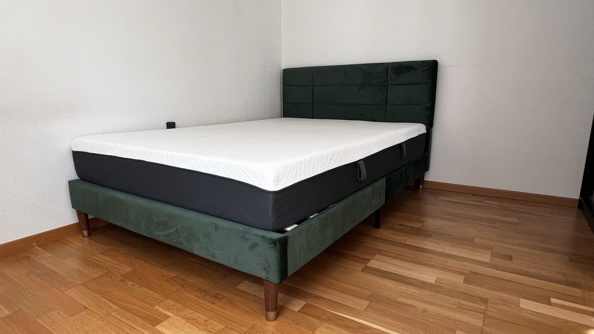 Betten: Polsterbett mit Lattenrost und Matratze, dunkelgrün, 140x200 – Gebraucht aus Zürich von ari_vl7g