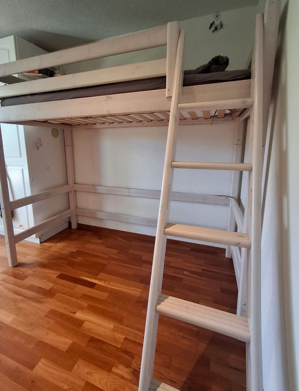 Flexa Letti: Flexa Hochbett mit schräger Leiter und Matratze – Usato da Horw venduto da Bip7