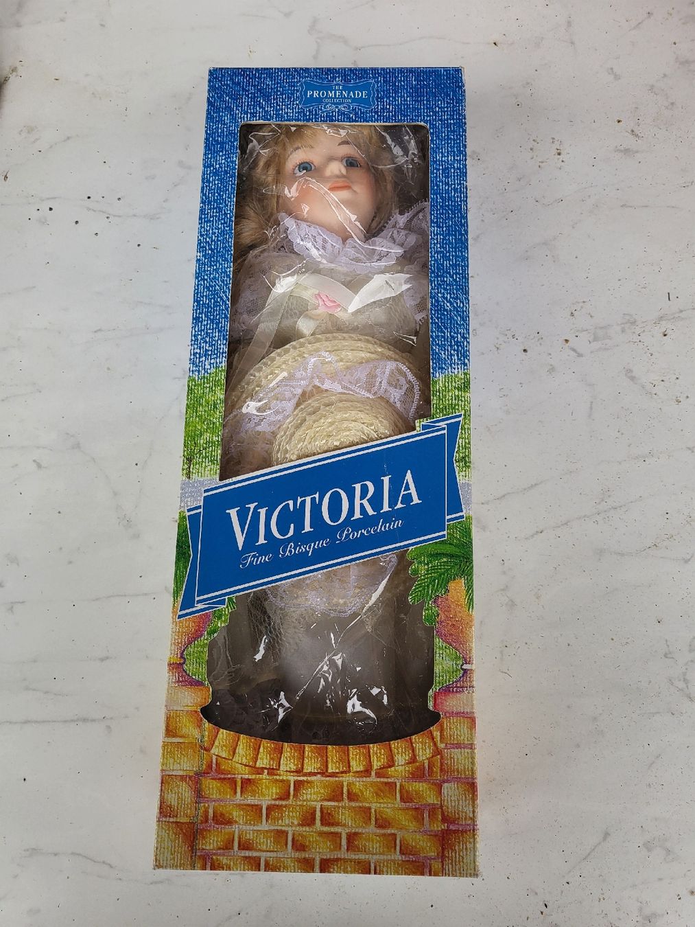 Bambole: Poupées en porcelaine – Nuovo e nell'imballaggio originale da Ecuvillens venduto da loloall 7