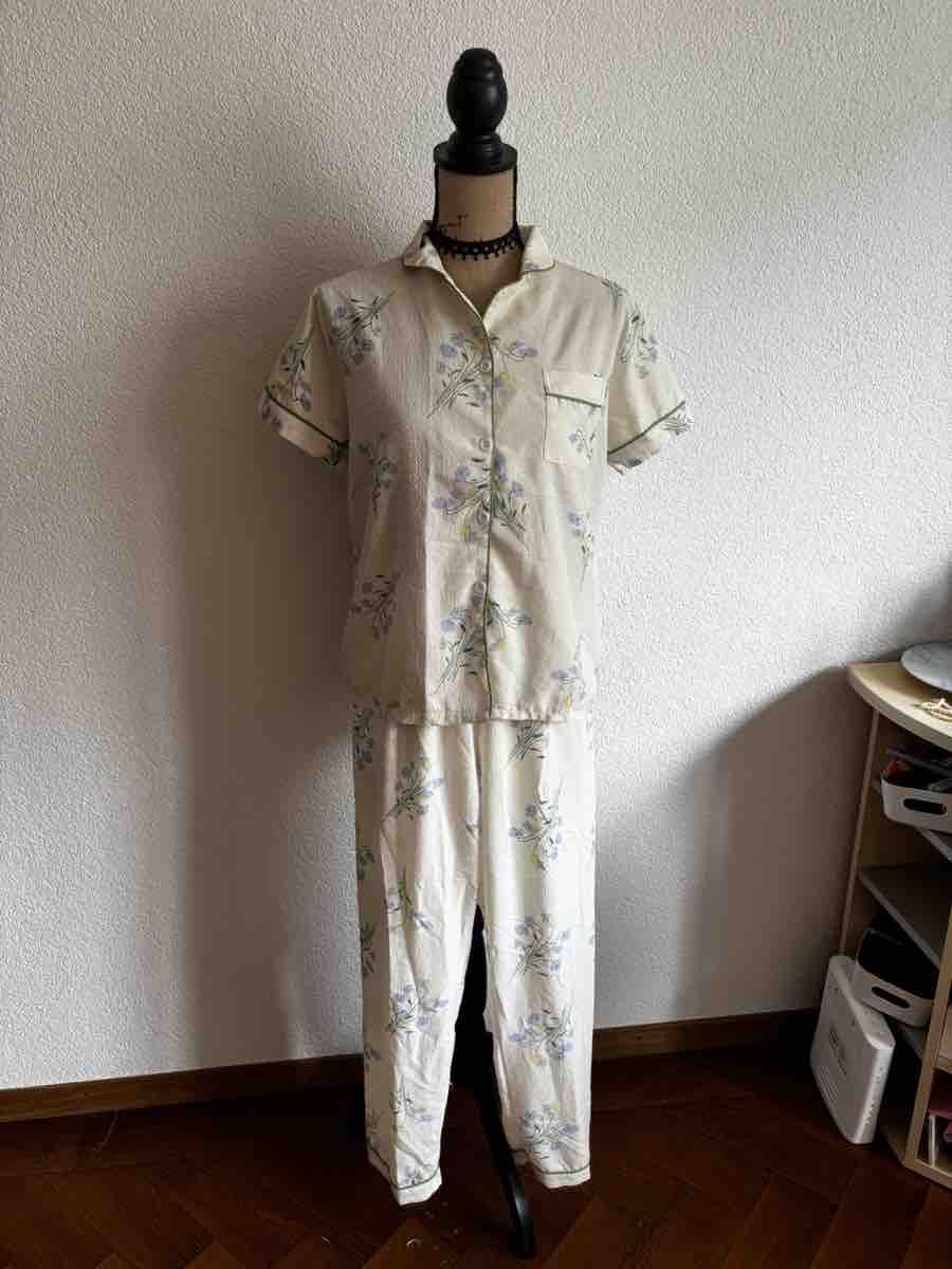 Negligees & Pigiami: Pyjama Kurzarm Hose Blumenmuster Weiss Grösse M – Usato da Fraubrunnen venduto da Sxhiina01