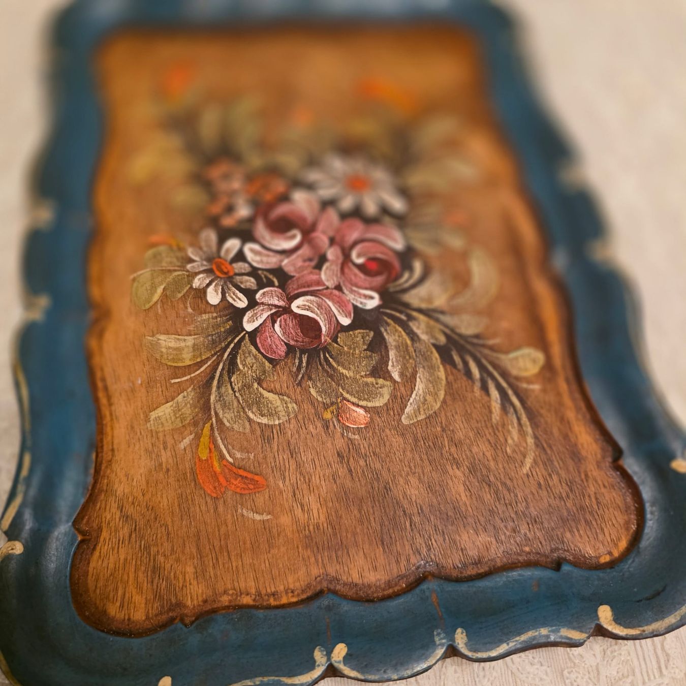 Piatti di portata: Vintage Holztablett mit Blumenmuster, Handbemalt – Usato da Rheinsulz venduto da Dred 1