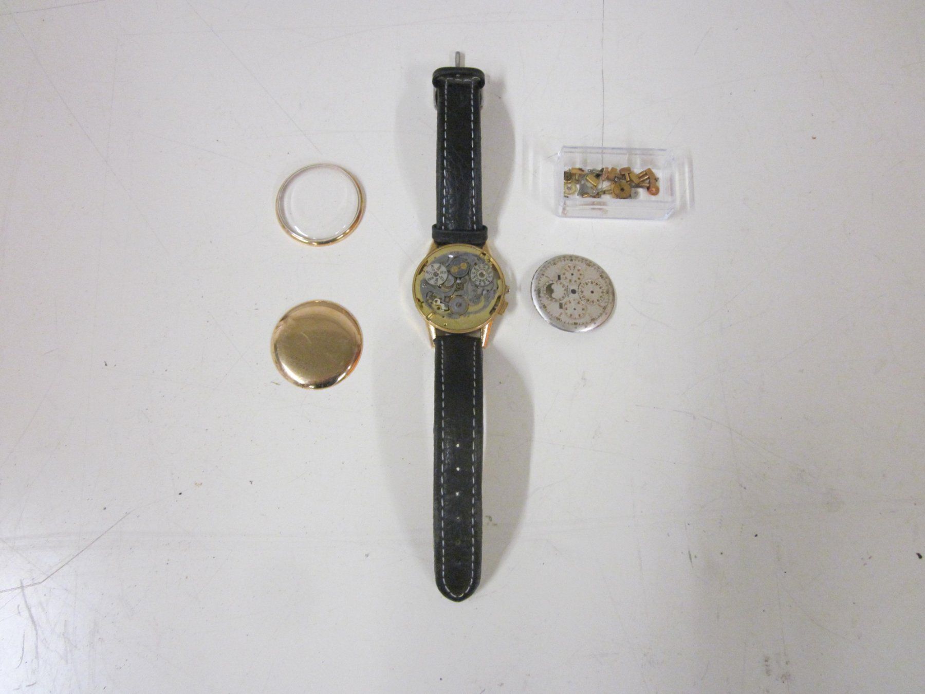 Universal Genève Uhren: UNIVERSAL GENEVE TRI COMPAX OR Chronomètre 1940 Défectueux – Defekt aus Grand-lancy von