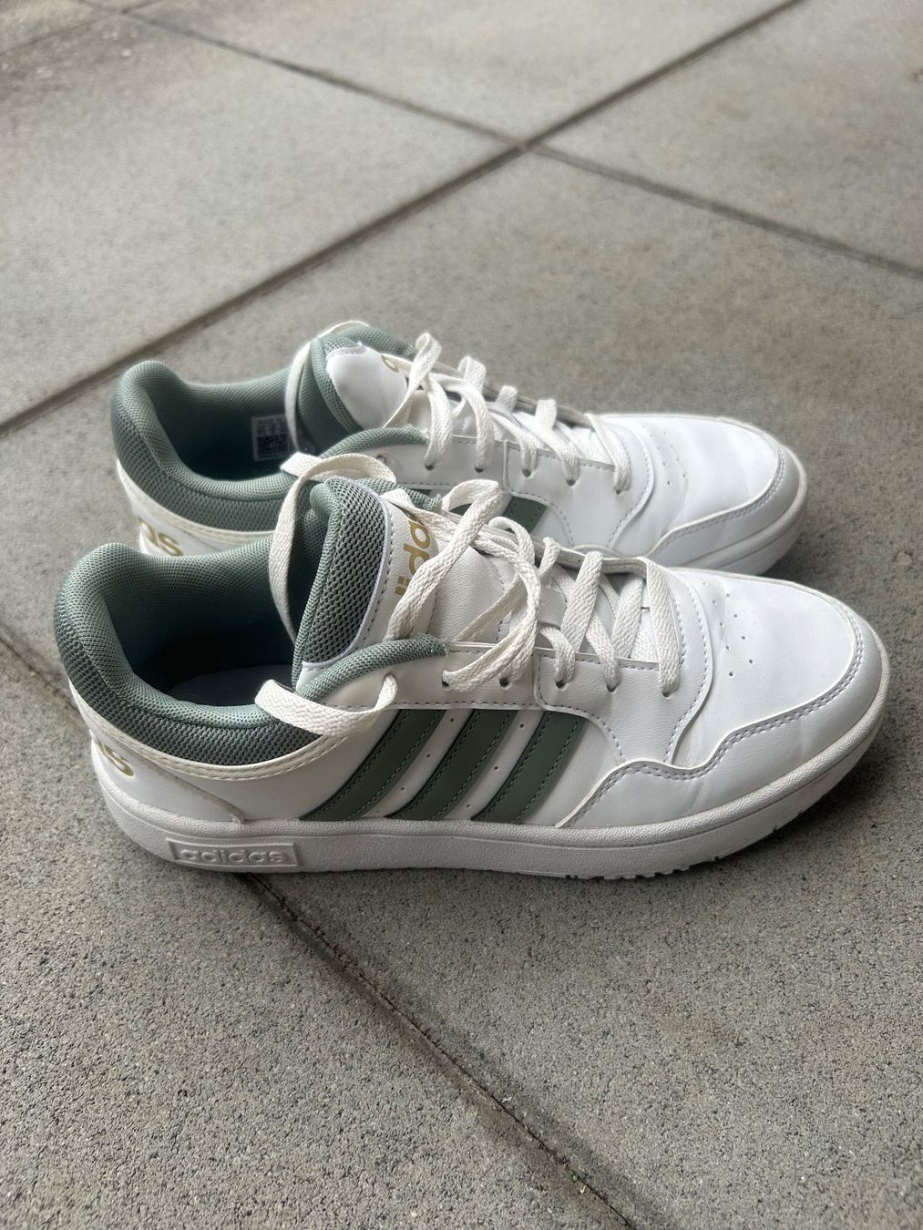 Adidas Damenschuhe: Une paire de basket Adidas – Gebraucht aus Courrendlin von loko2910 1