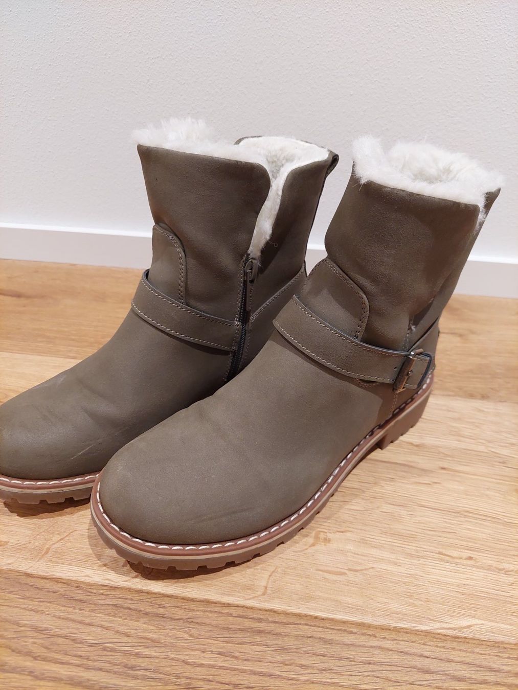 Scarpe da donna: Stiefelette khakigrün, Gr. 38 – Usato da Schenkon venduto da rausausdemhaus