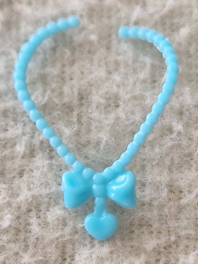 Bambole: Collier pour Barbie – Usato da Couvet venduto da Pioune
