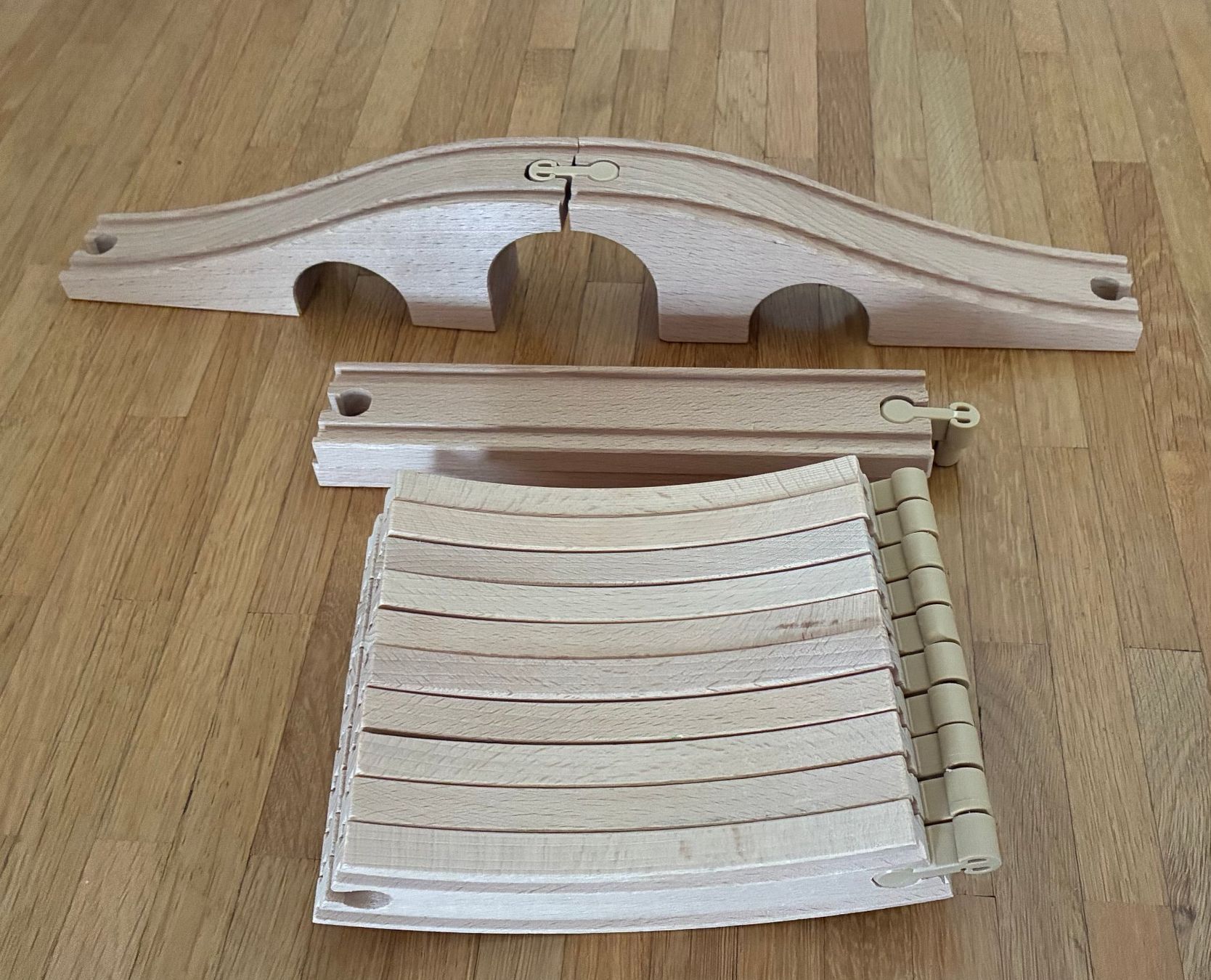 Giocattoli: Circuit et train en bois (compatible BRIO) – Usato da Lausanne venduto da Cocotteka