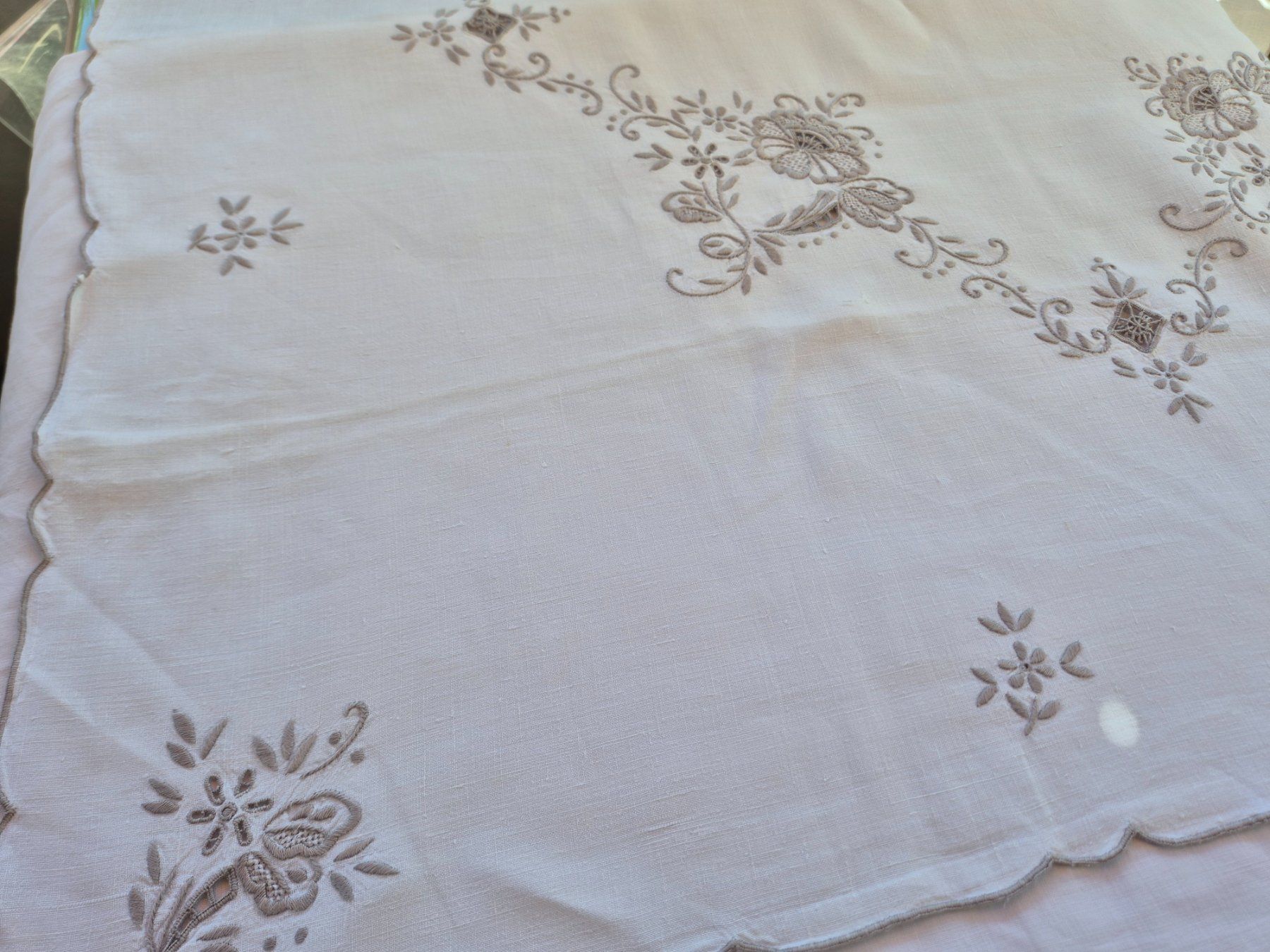 Altra biancheria da tavola: Handgestickte Tischdecke, Blumenmuster – Usato da Bern venduto da aronari 5
