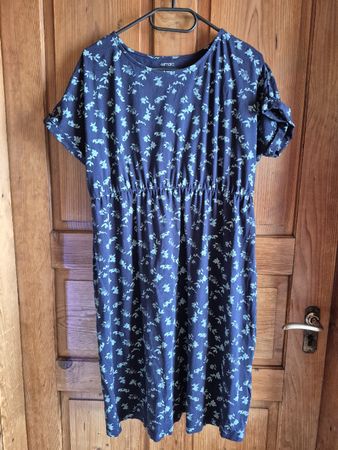 Esmara Kleid dunkelblau geblümt Grösse L 44/46 guter Zustand