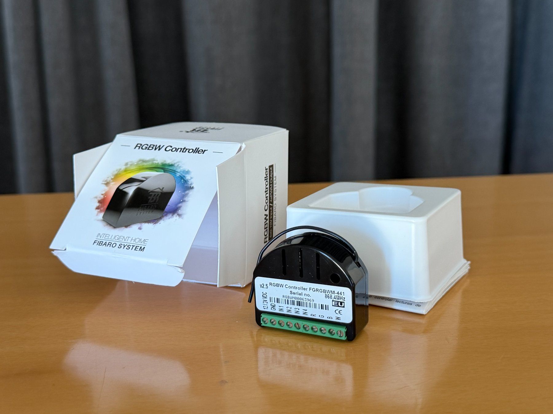 Fibaro Componenti elettronici: Controlleur domotique pour LED RGBW – Usato da Uster venduto da Mcollette