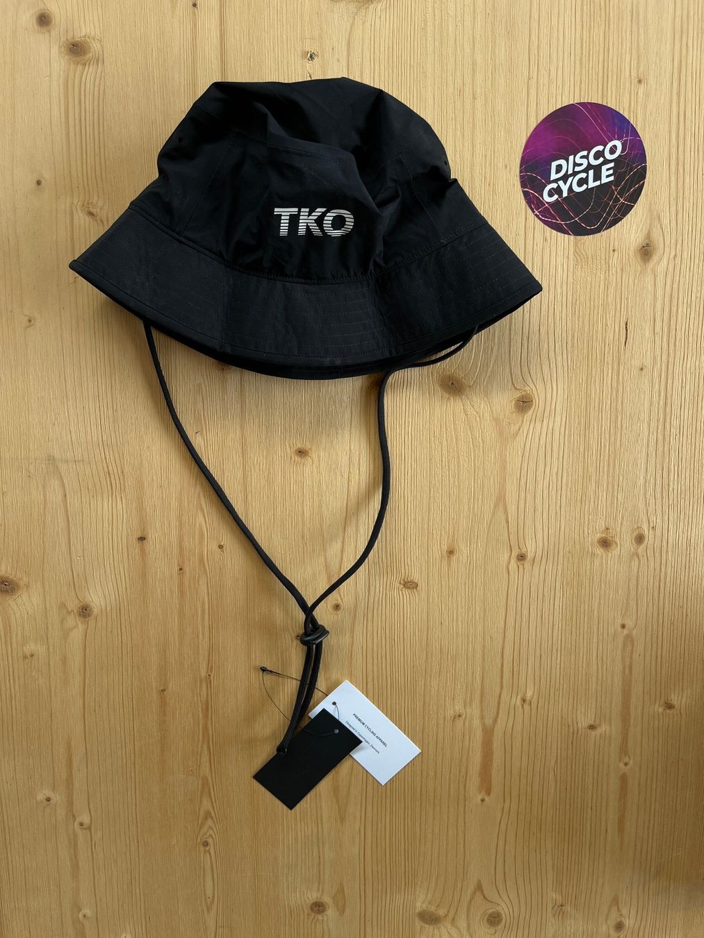 Pas Normal Studios Copricapi, berretti & cappellini: % Pas Normal Studios T.K.O. Off-Race Shield Bucket - Black M – Nuovo e nell'imballaggio originale da Bern venduto da Disco_Cycle