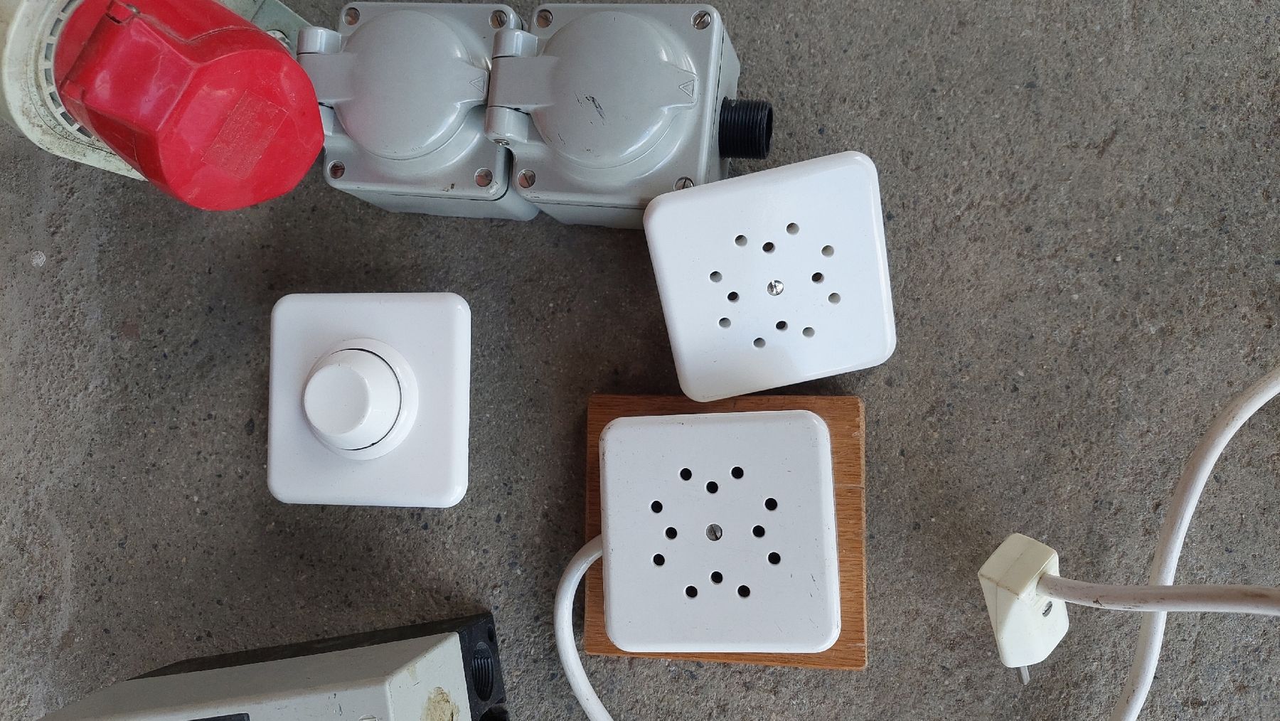 Stecker: Verschiedene Schalter und Steckdose – Gebraucht aus Niederuzwil von Dakitiki 2