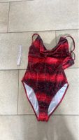 Missguided Badeanzug, Rot Schlangenmuster, Grösse 38 M