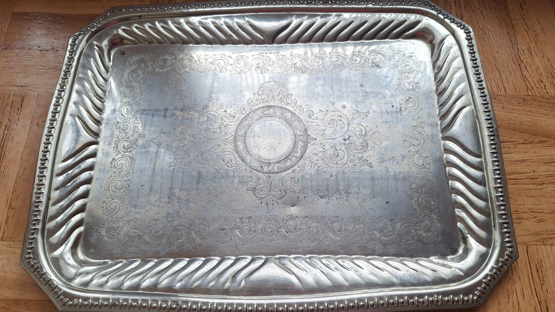 Plateaux: altes Metall Tablett mit schönem Muster – D'occasion à Dornach par majo8689 6