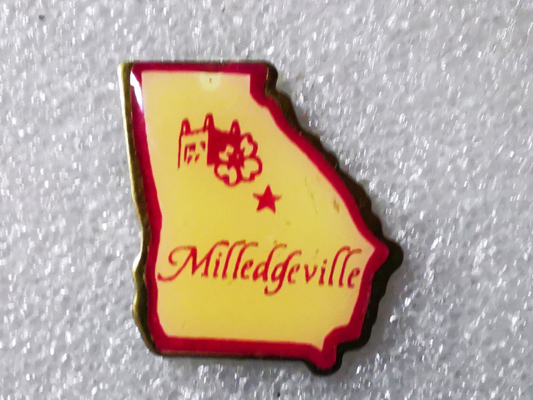Placchette & Badge: Ansteckpin 137: Milledgeville – Usato da Oppligen venduto da Pin-Fall-Shop