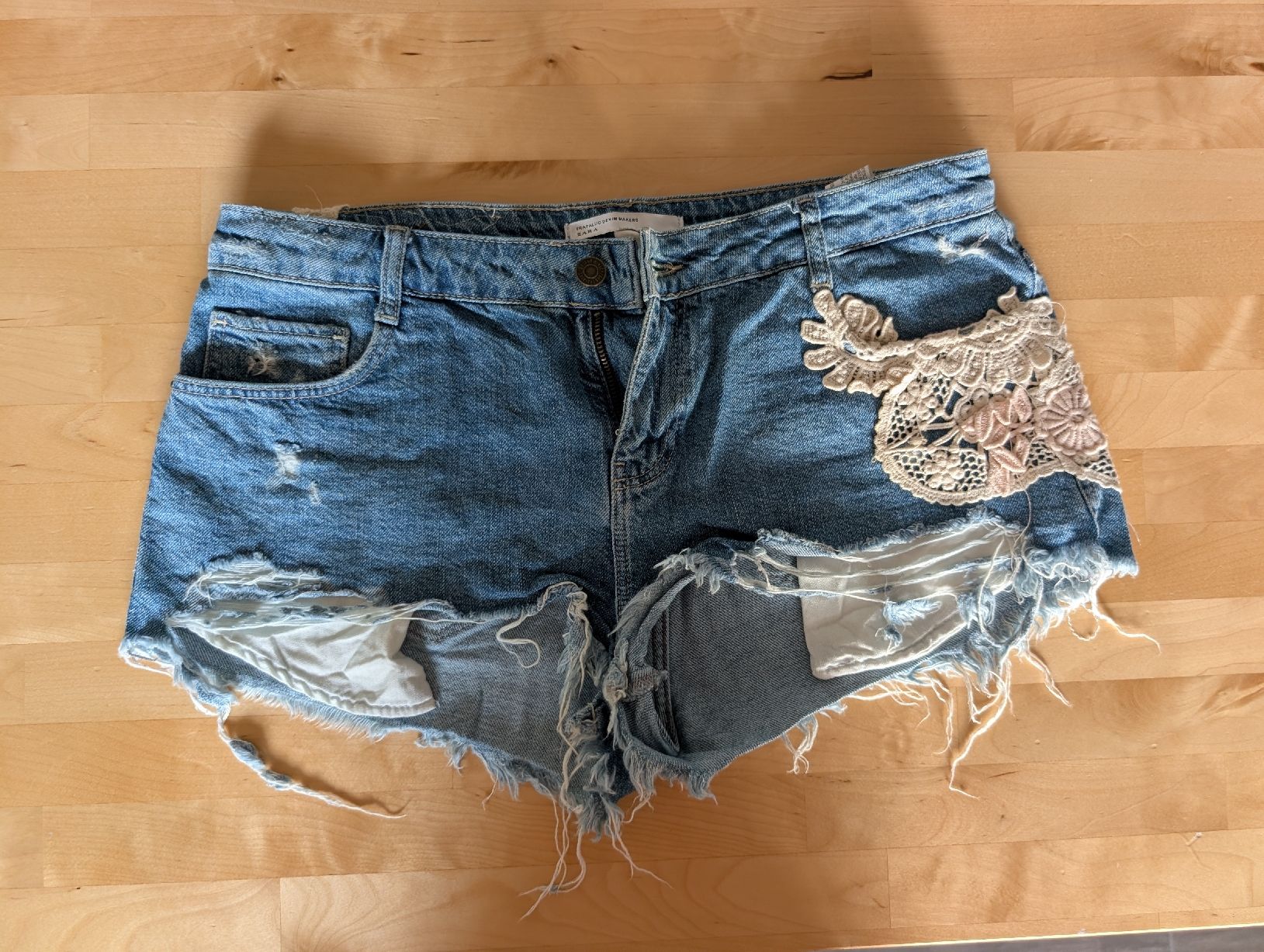 Zara Jeans: Jeansshorts mit Spitze & Fransen Gr. 40 Sommer Boho-Look – Usato da Bremgarten AG venduto da Annikaouh