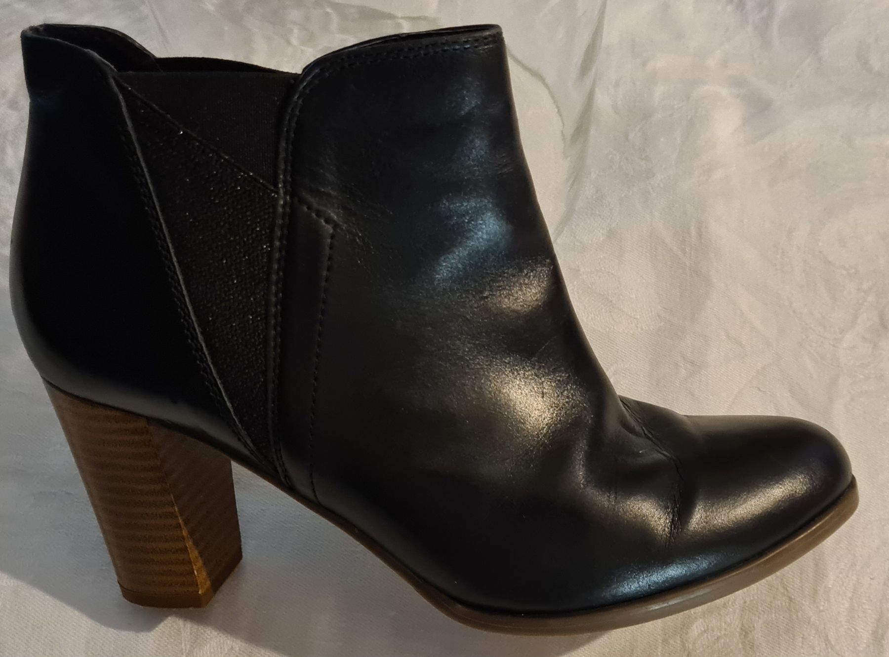 André Chaussures femmes: Bottines élégantes en cuir noir, taille 37 – D'occasion à Carouge GE par LidieLot 1