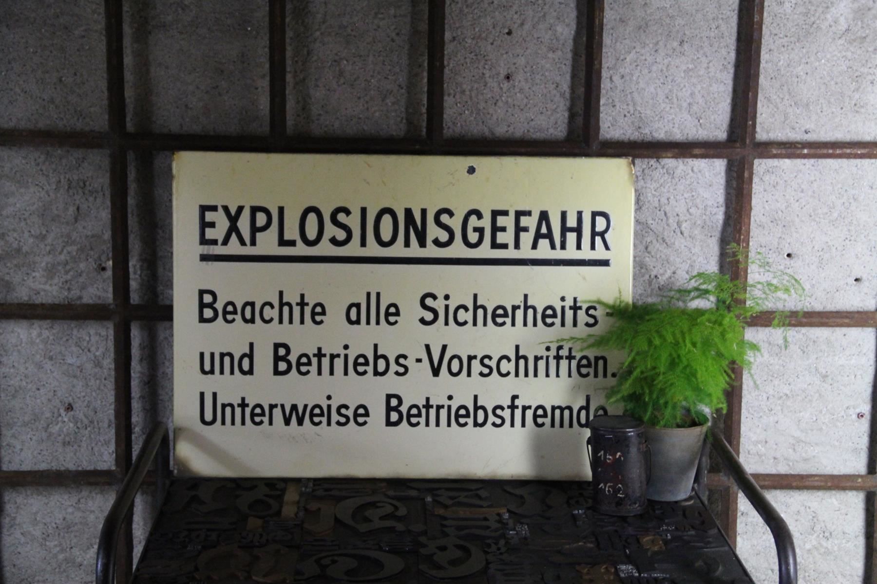 Insegne: Emailschild "Explosionsgefahr" 70x50 cm – Usato da Birrwil venduto da brandschatz_birrwil 1